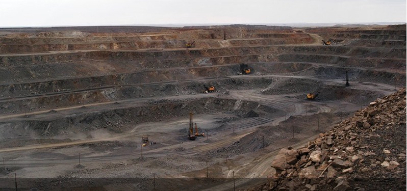 Elementos de tierras raras sobre fondo tecnológico argentino